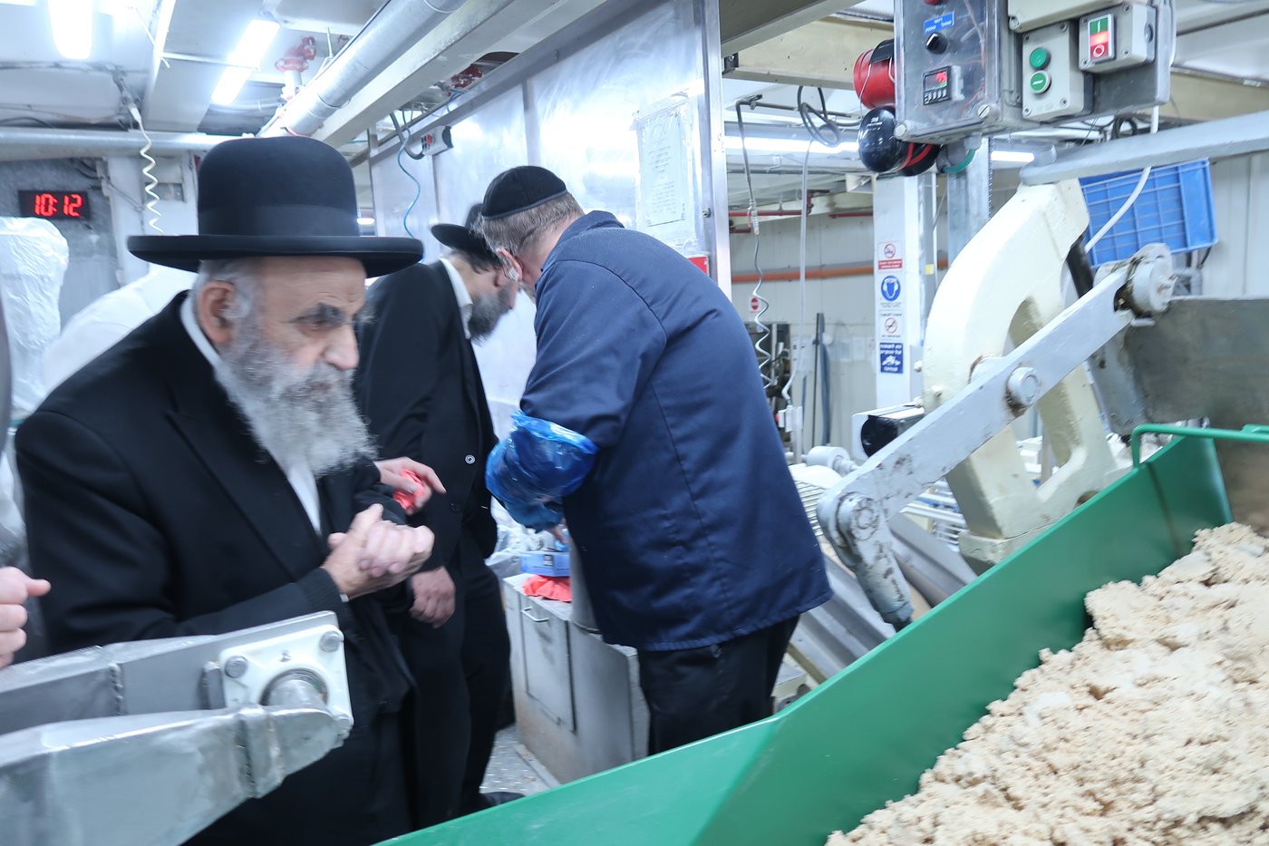 חכם משה צדקה באפיית מצות