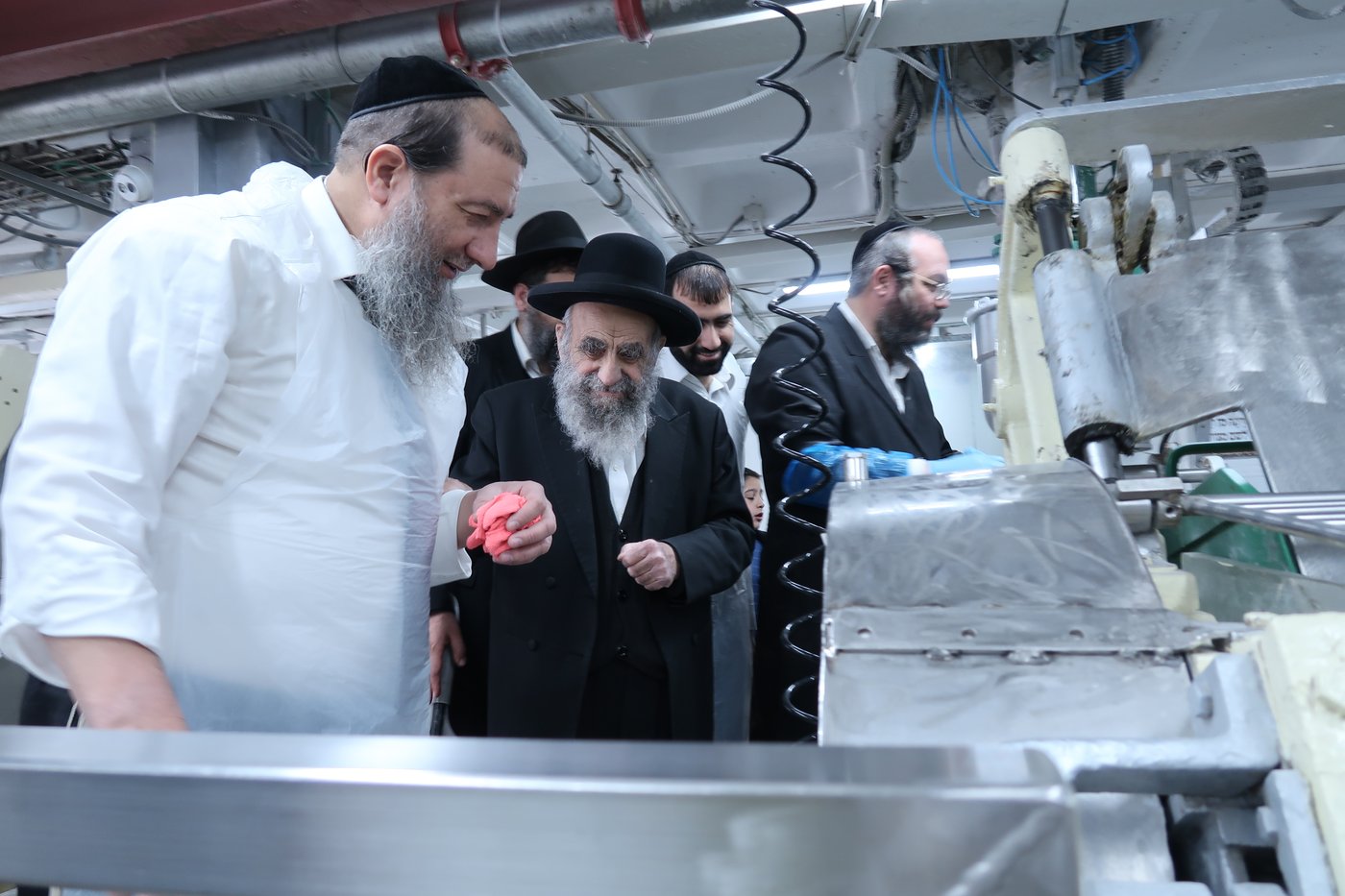 חכם משה צדקה באפיית מצות