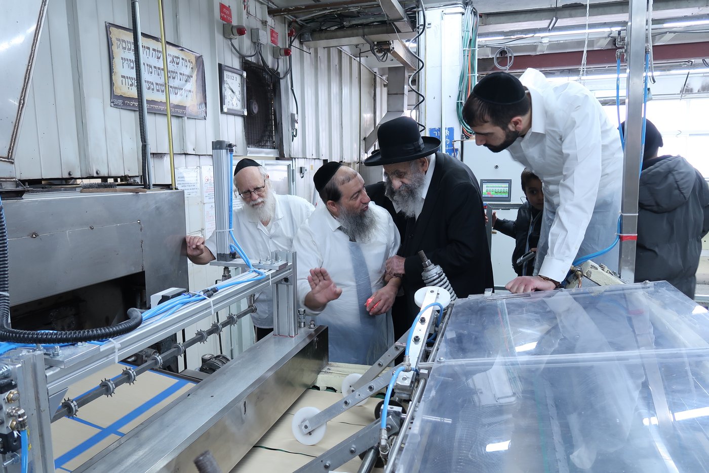 חכם משה צדקה באפיית מצות