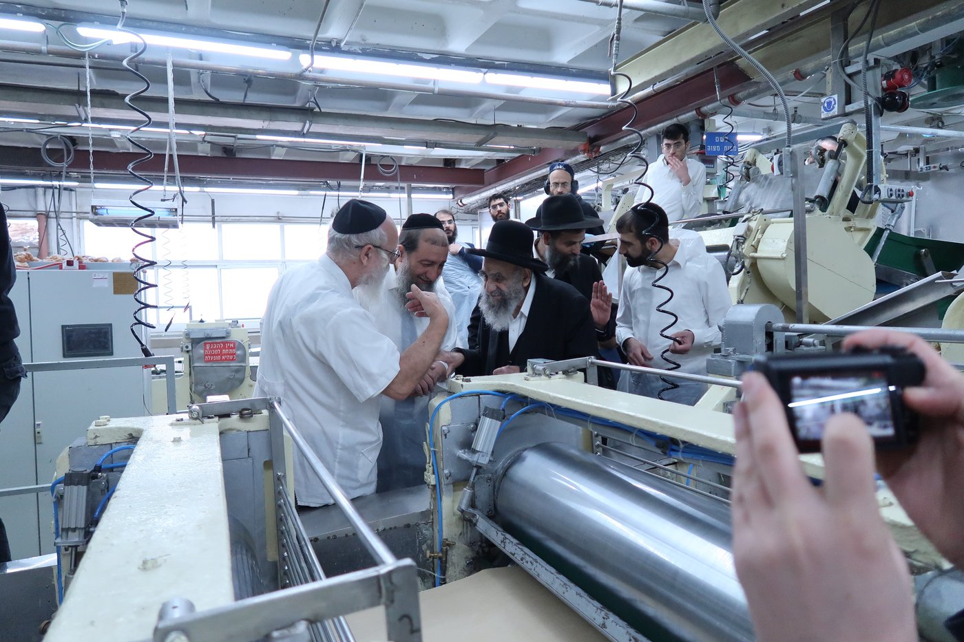 חכם משה צדקה באפיית מצות