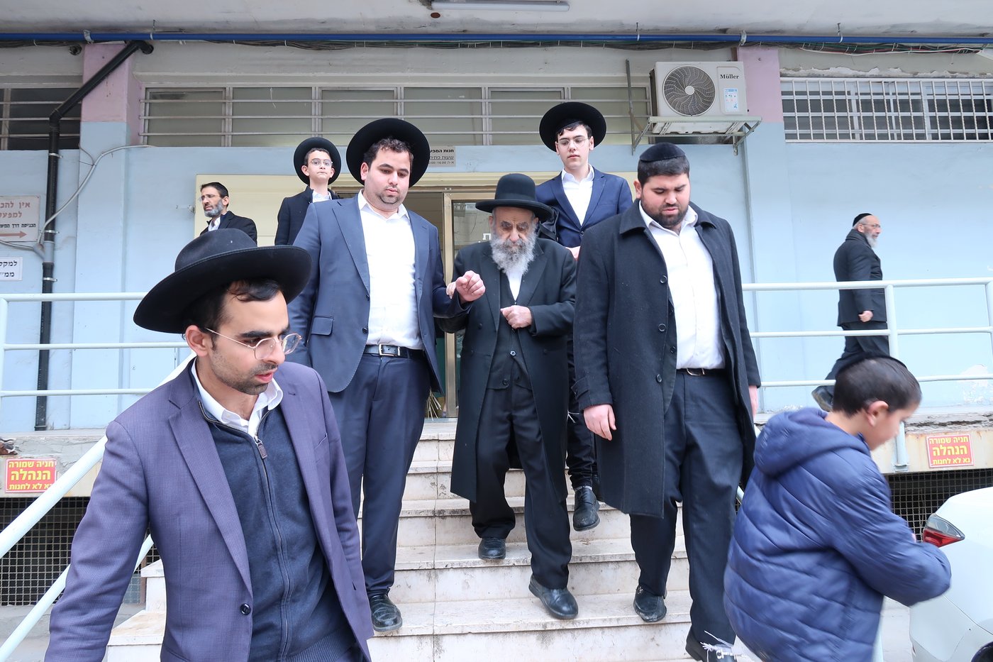 חכם משה צדקה באפיית מצות