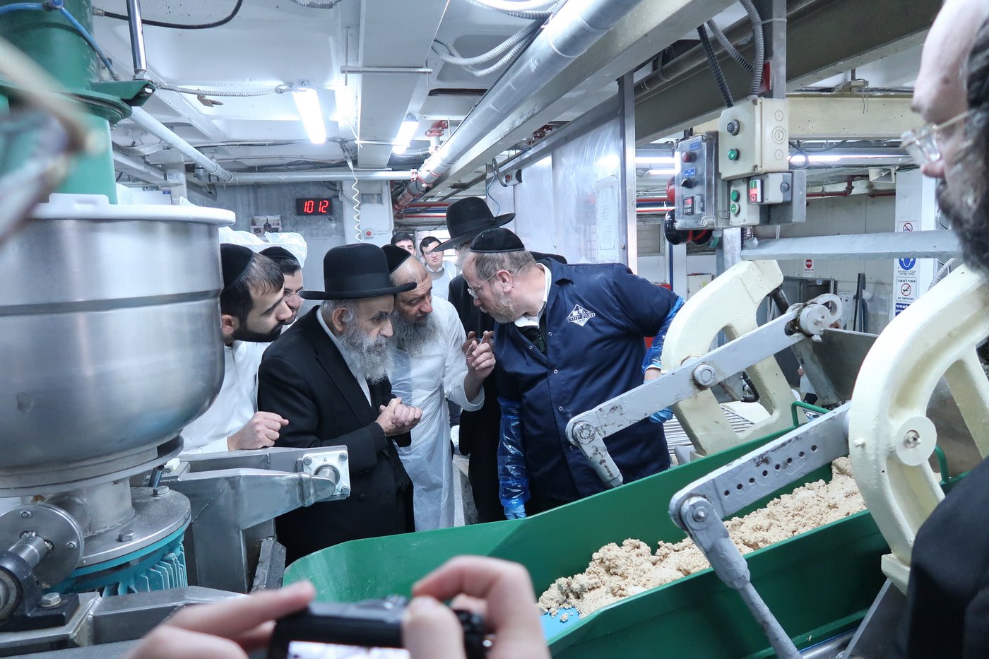 חכם משה צדקה באפיית מצות