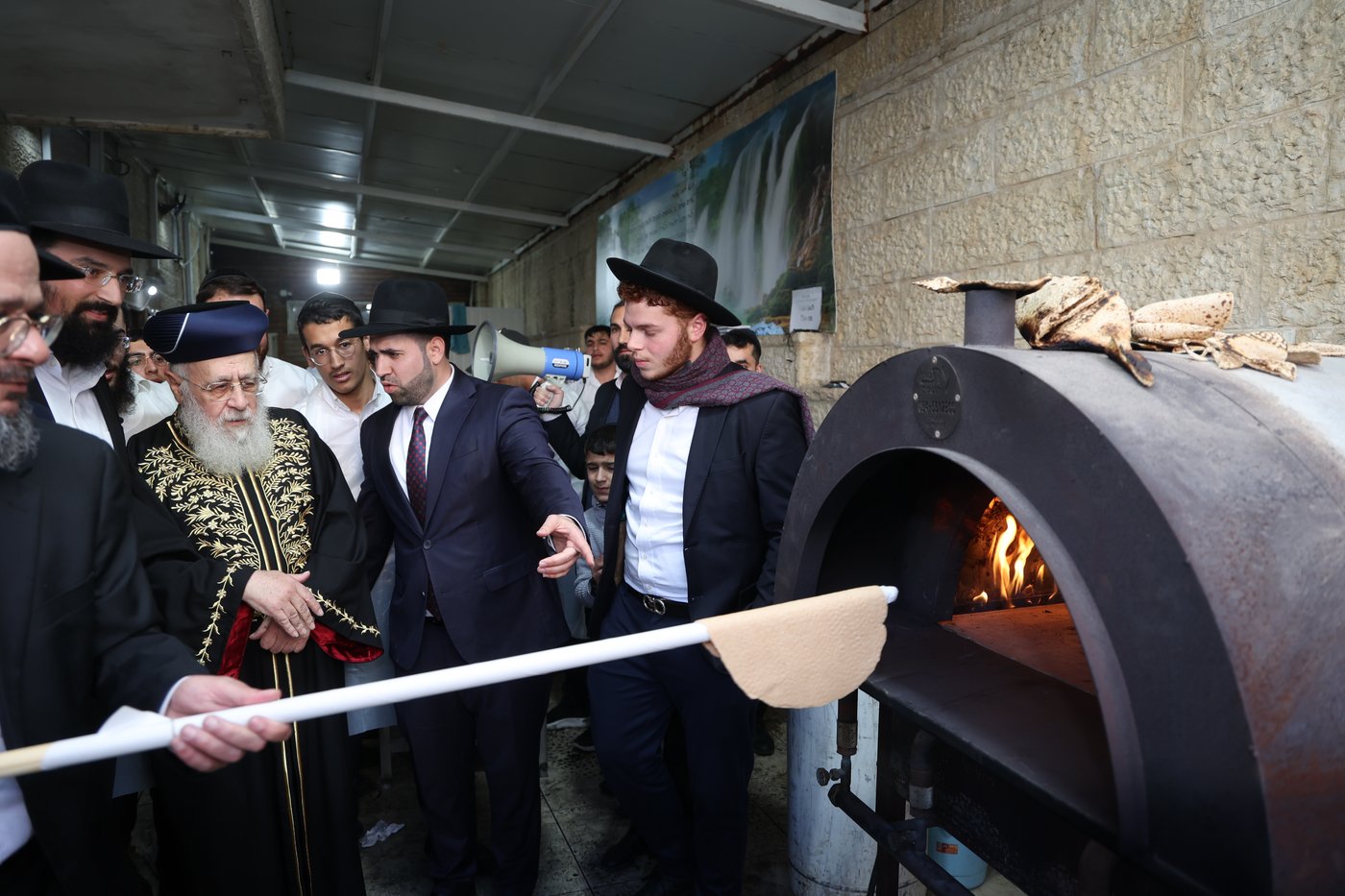 הראשל"צ הגר"י יוסף באפיית מצות