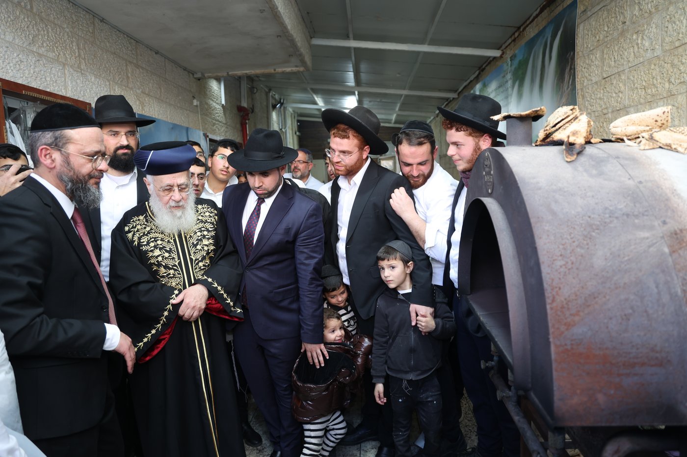 הראשל"צ הגר"י יוסף באפיית מצות