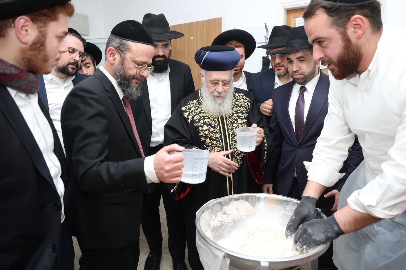 הראשל"צ הגר"י יוסף באפיית מצות