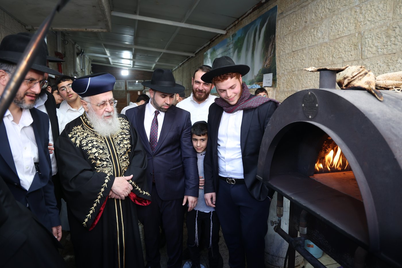 הראשל"צ הגר"י יוסף באפיית מצות