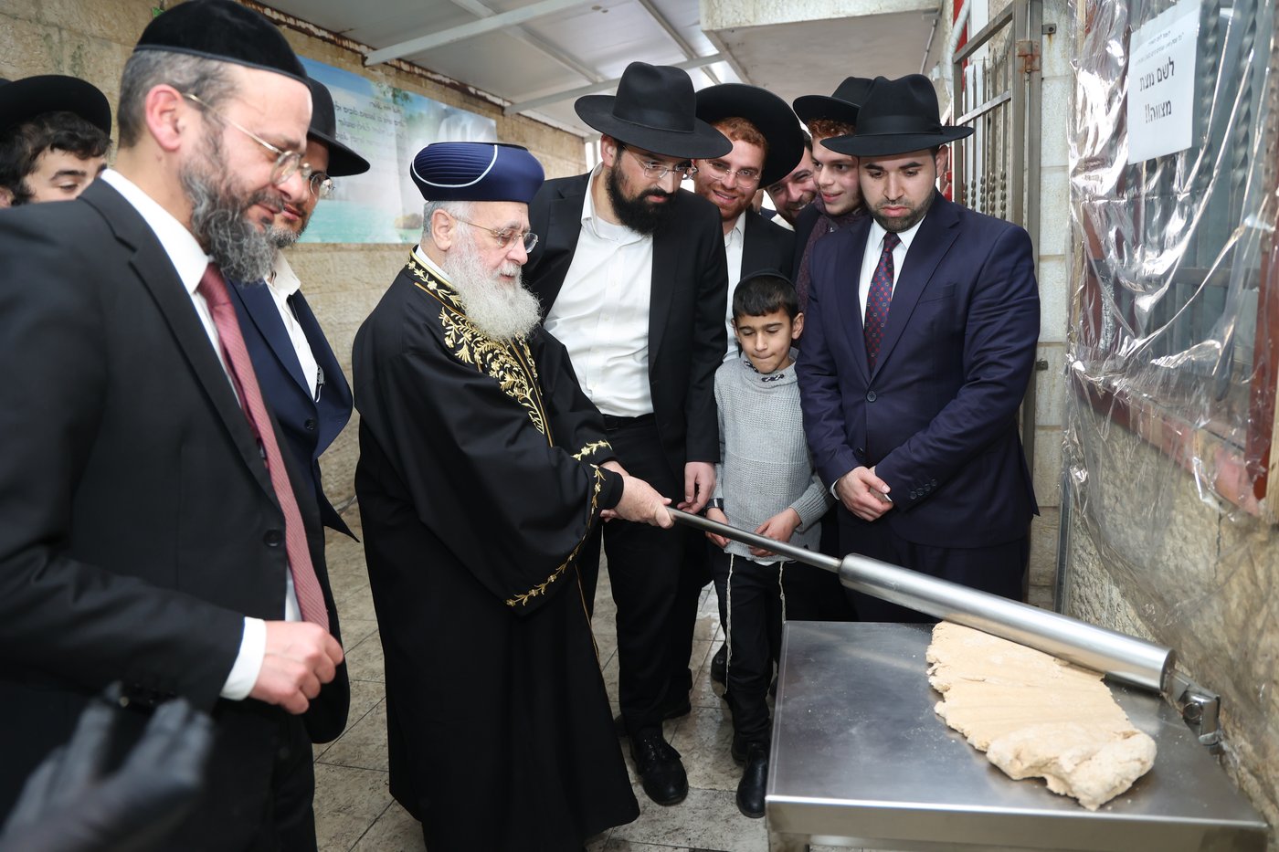 הראשל"צ הגר"י יוסף באפיית מצות