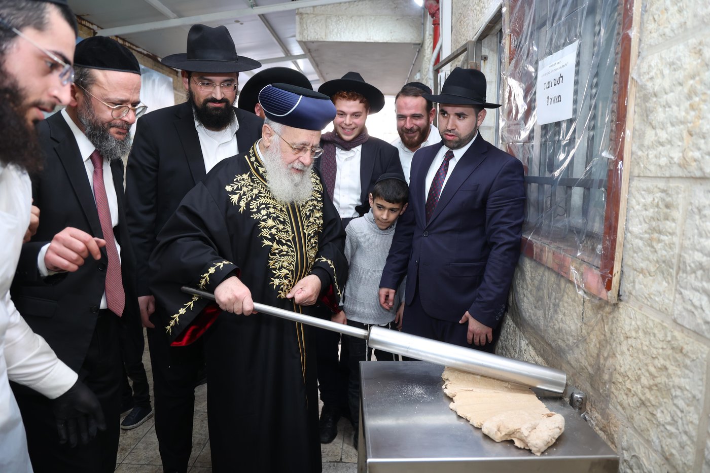 הראשל"צ הגר"י יוסף באפיית מצות