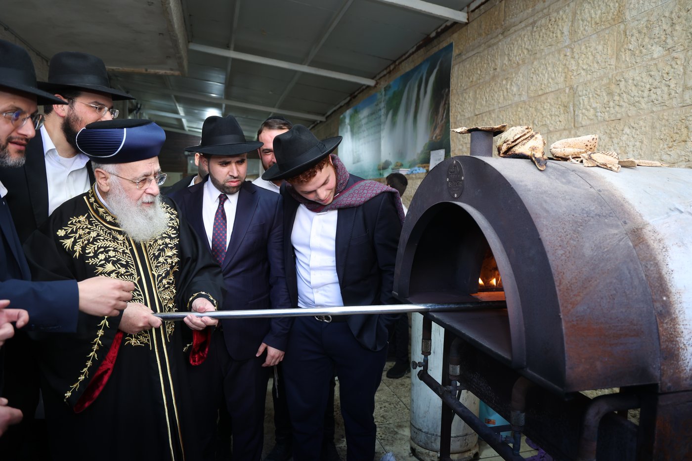 הראשל"צ הגר"י יוסף באפיית מצות