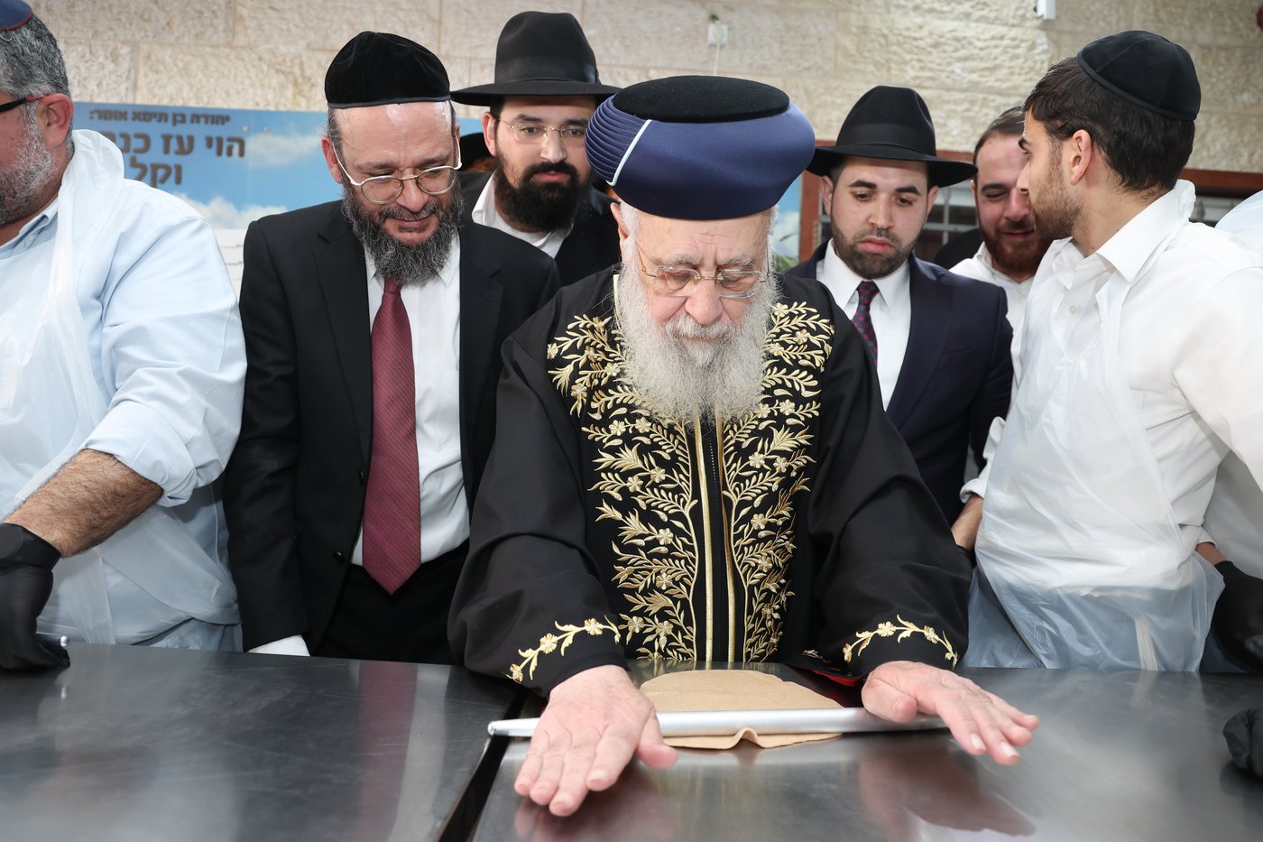 הראשל"צ הגר"י יוסף באפיית מצות