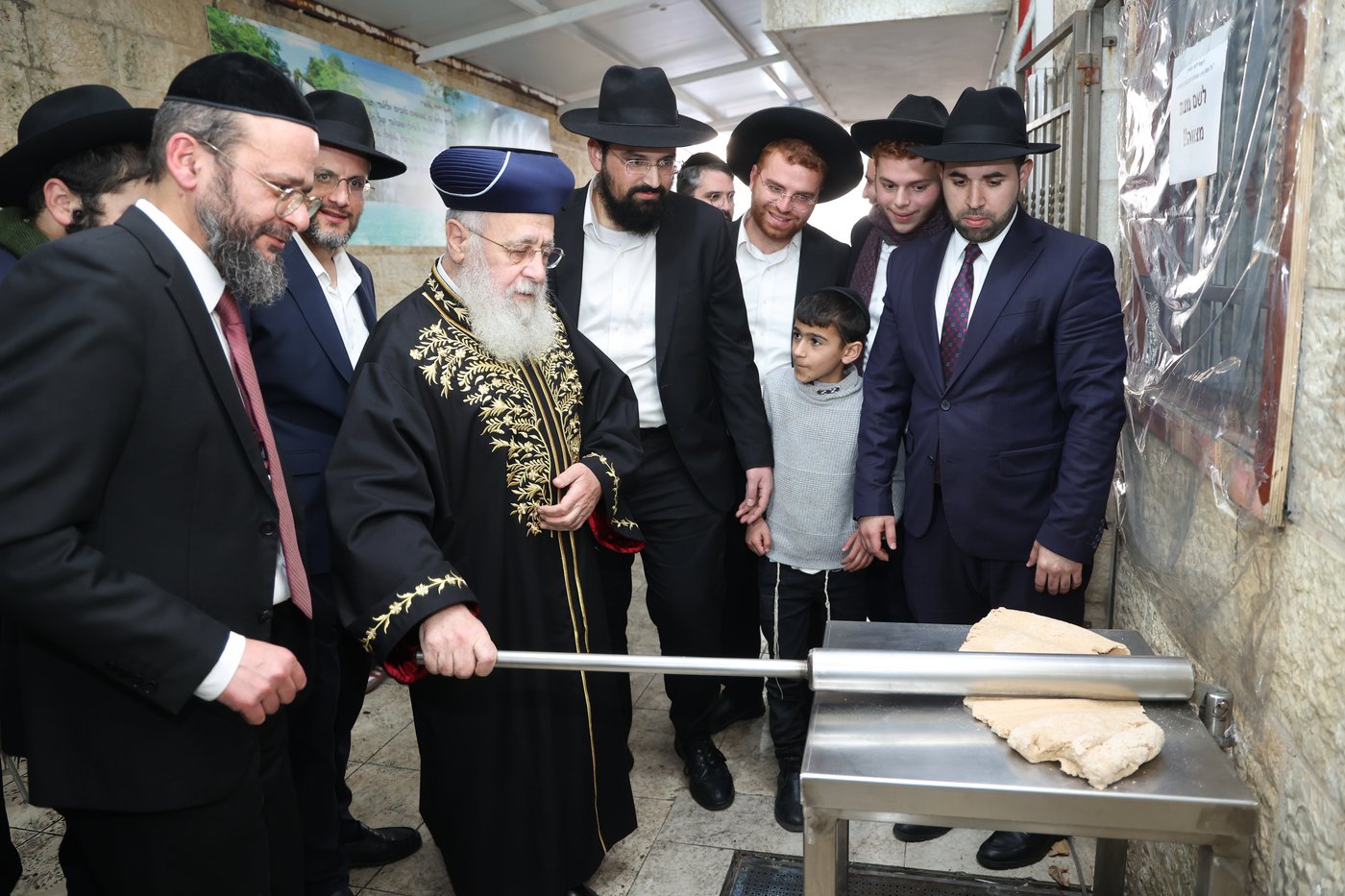 הראשל"צ הגר"י יוסף באפיית מצות