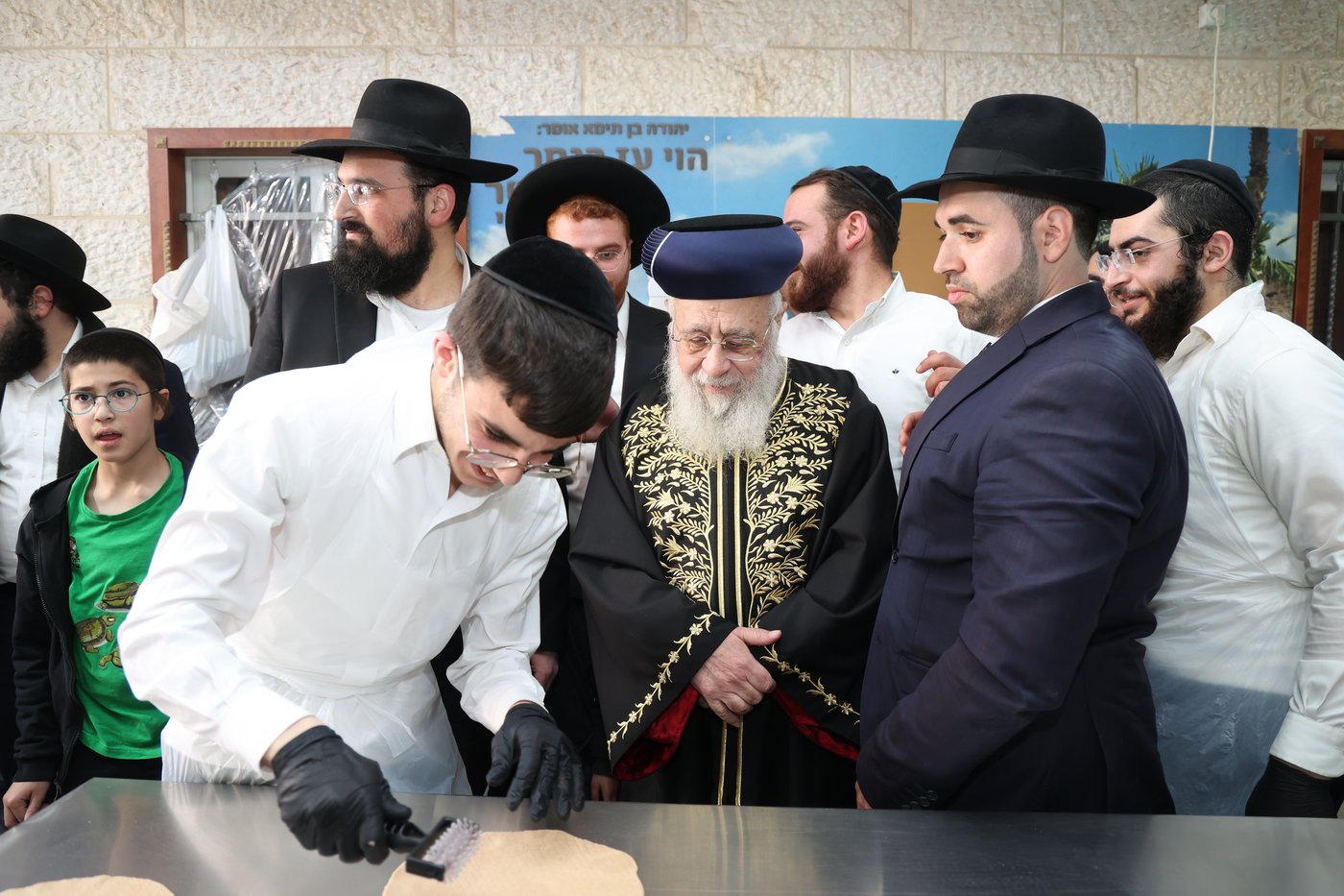 הראשל"צ הגר"י יוסף באפיית מצות