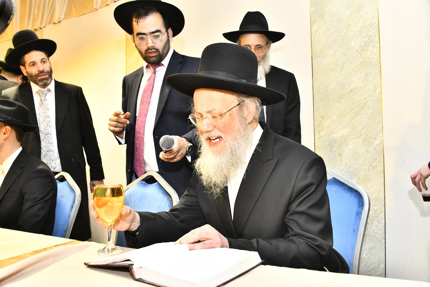 שמחת נישואי בתו של מנחם שפירא