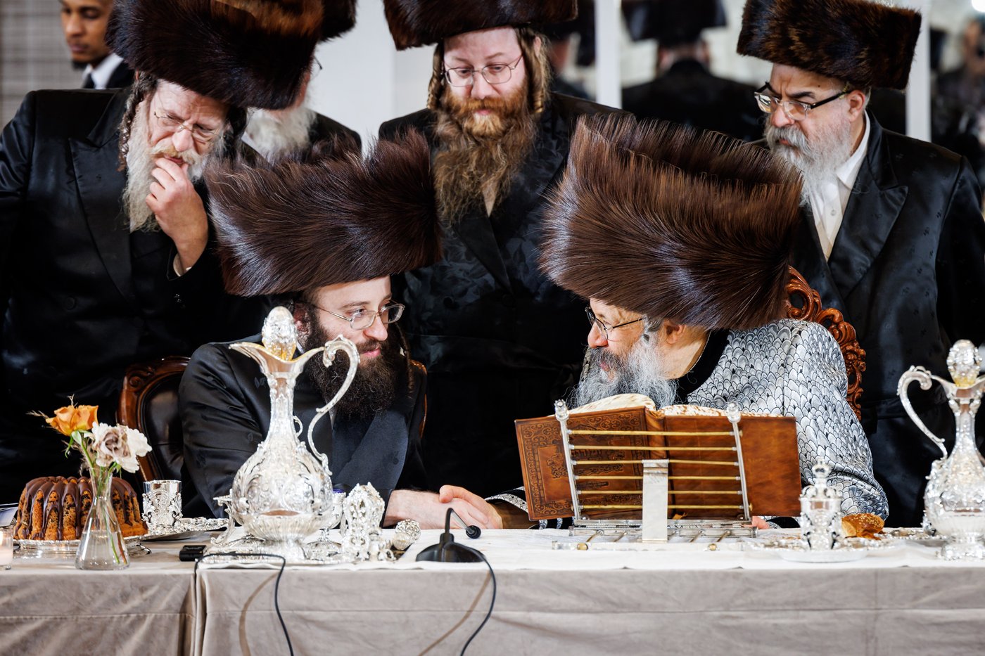 האדמו"ר מקאסוב בשמחת שבע הברכות בבאבוב 45