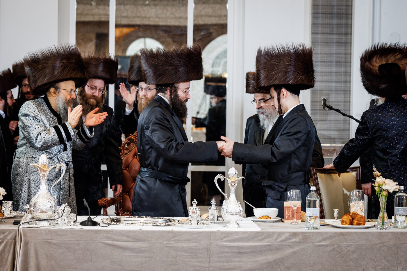 האדמו"ר מקאסוב בשמחת שבע הברכות בבאבוב 45