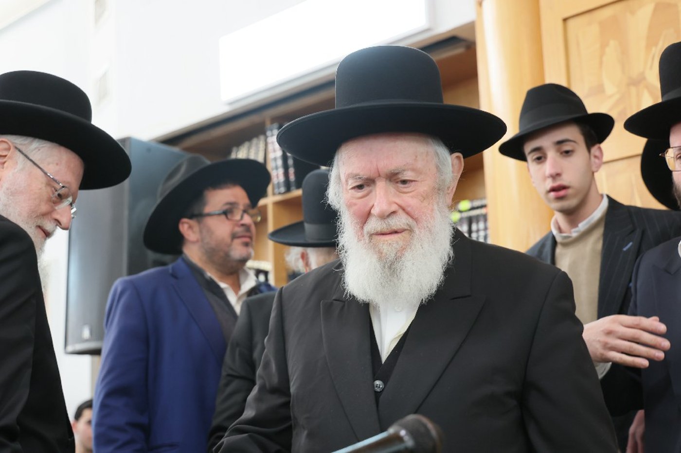 הגר"י זילברשטיין בביקור חיזוק ברחובות