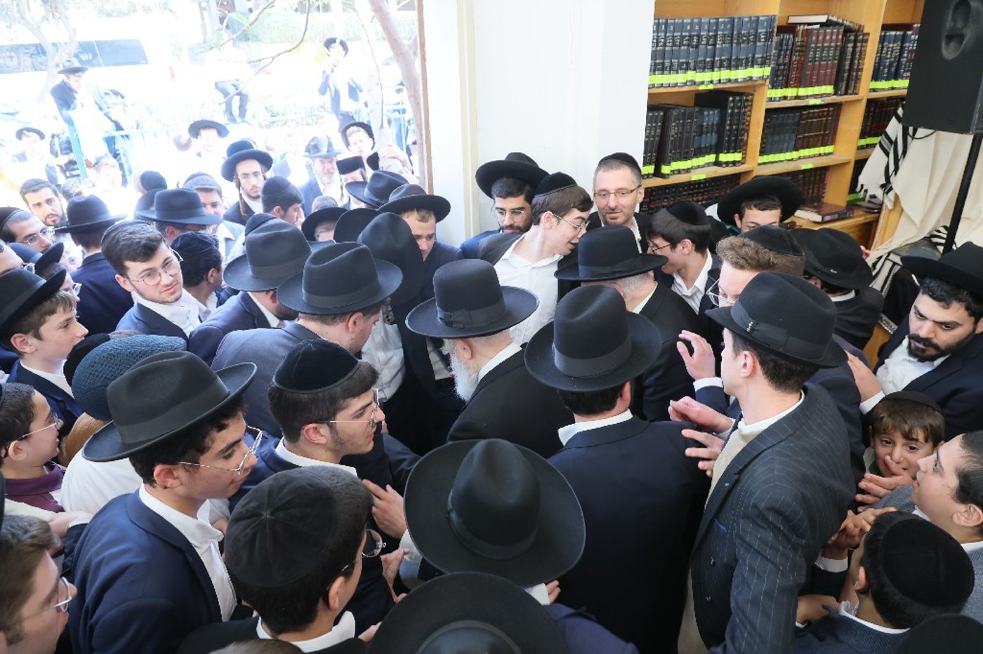 הגר"י זילברשטיין בביקור חיזוק ברחובות