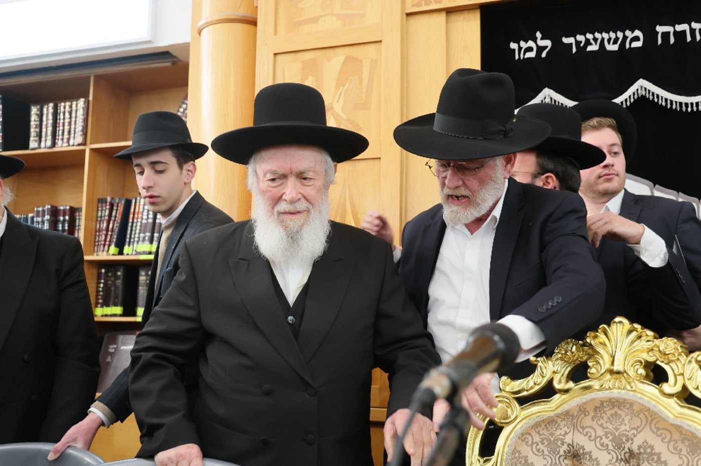 הגר"י זילברשטיין בביקור חיזוק ברחובות