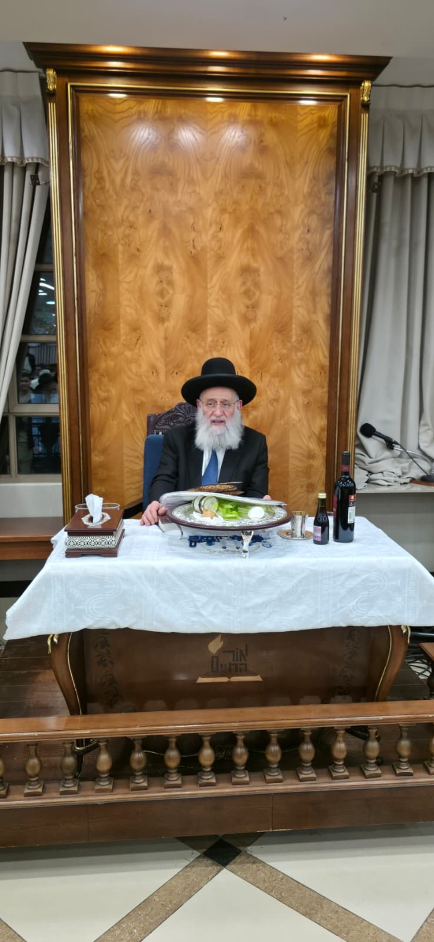 הגאון רבי ראובן אלבז בשיעור לקראת פסח