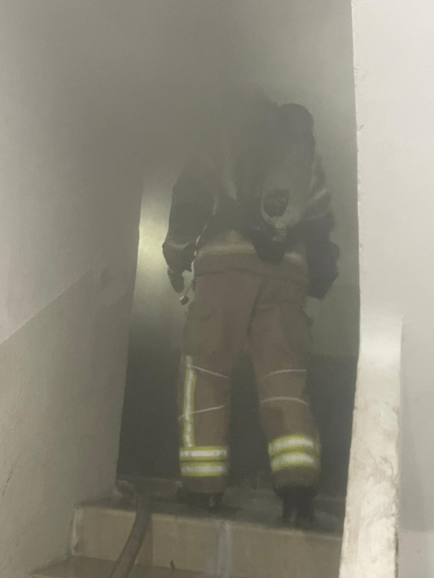 לפנות בוקר: שבעה נפגעו קל משאיפת עשן בשרפה בבניין מגורים בחיפה