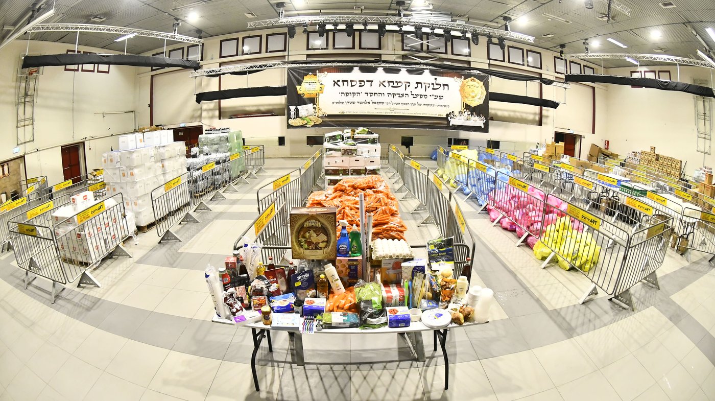 חלוקת קמחא דפסחא של הגרש"א שטרן