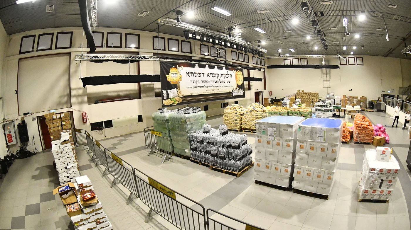 חלוקת קמחא דפסחא של הגרש"א שטרן