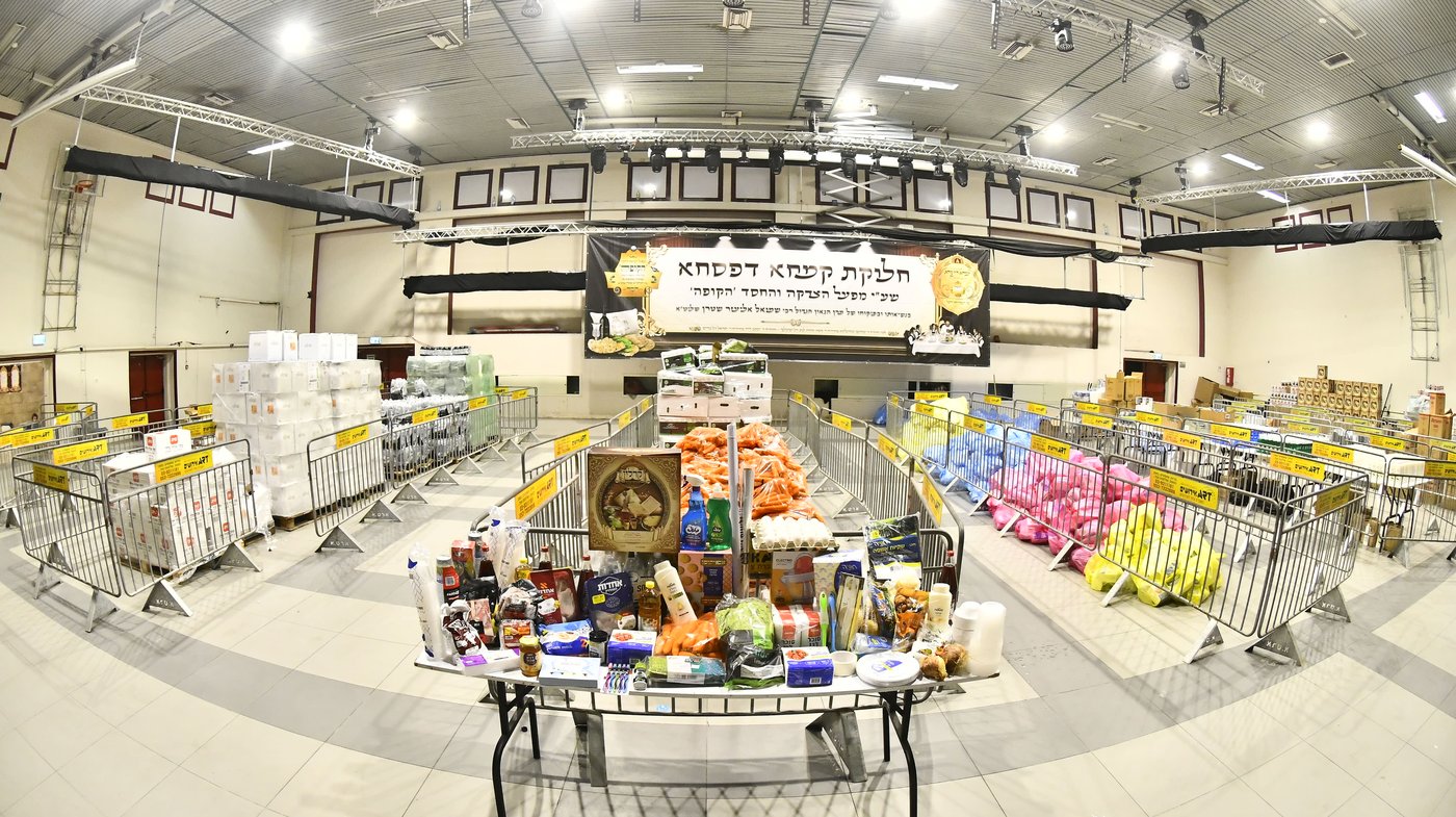 חלוקת קמחא דפסחא של הגרש"א שטרן