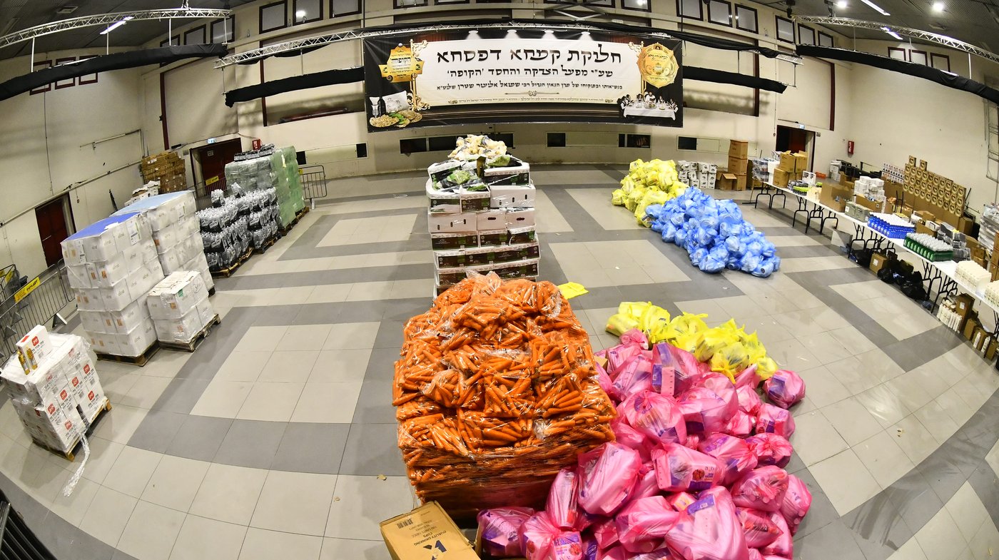 חלוקת קמחא דפסחא של הגרש"א שטרן