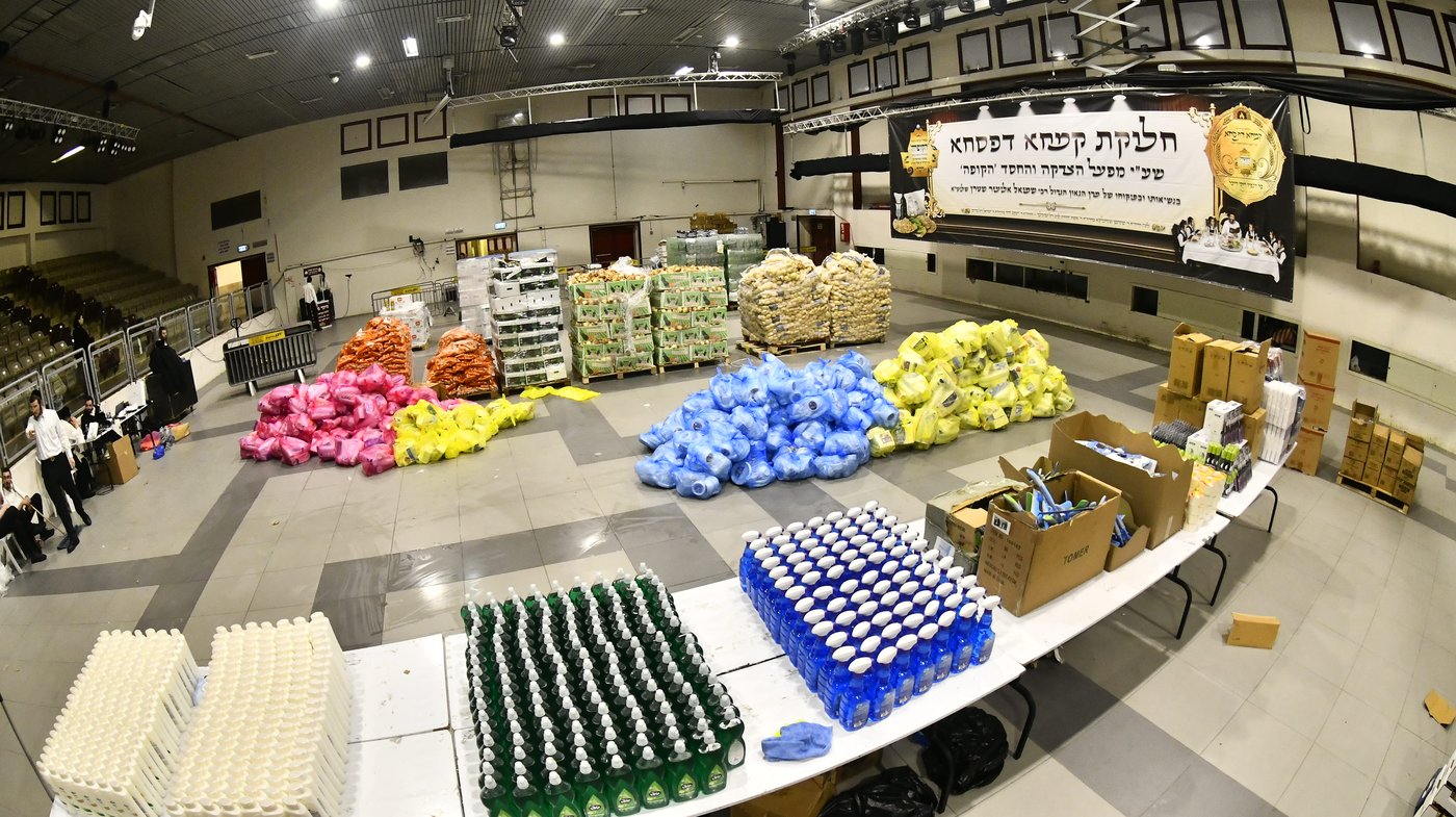 חלוקת קמחא דפסחא של הגרש"א שטרן