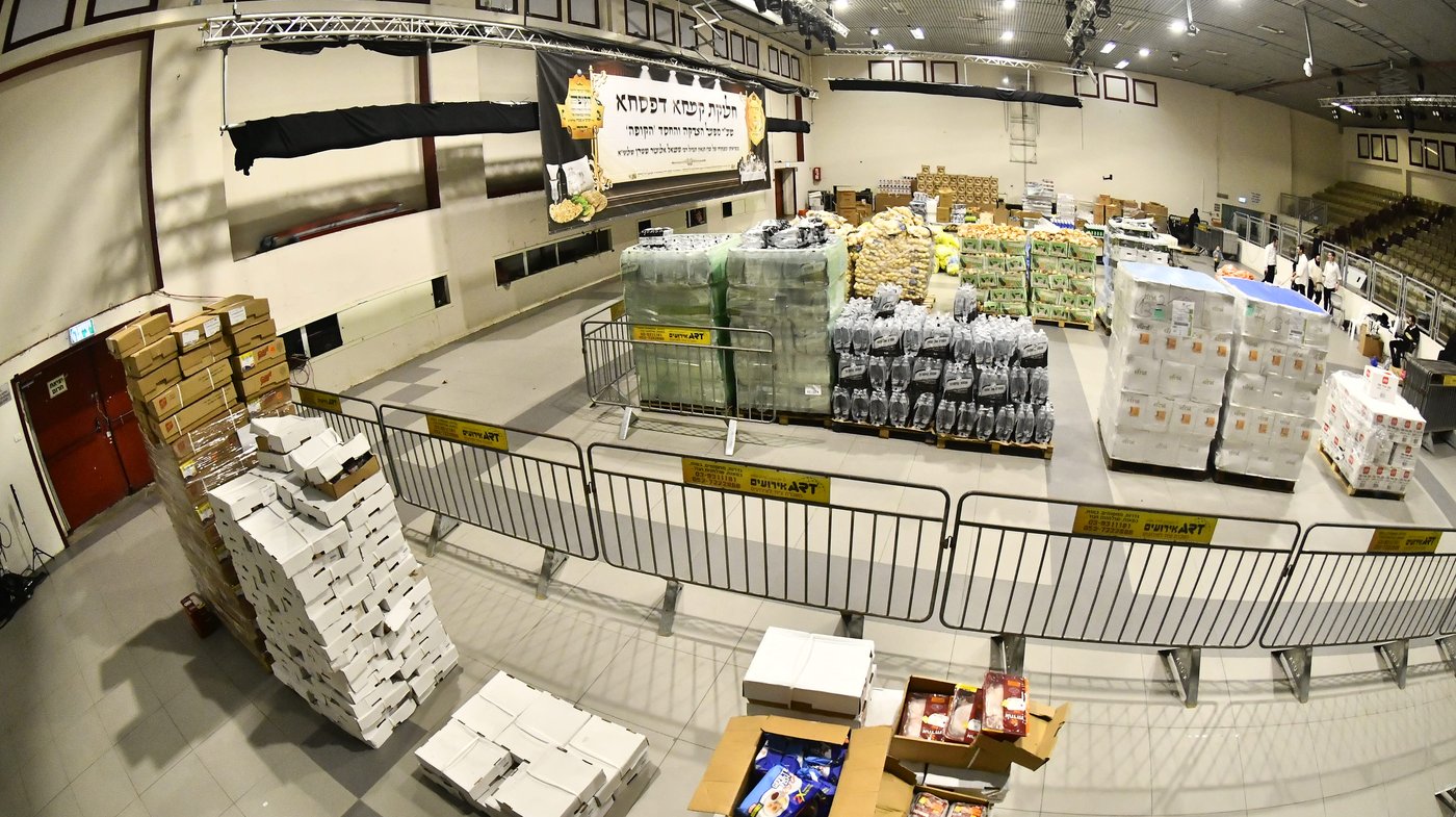 חלוקת קמחא דפסחא של הגרש"א שטרן