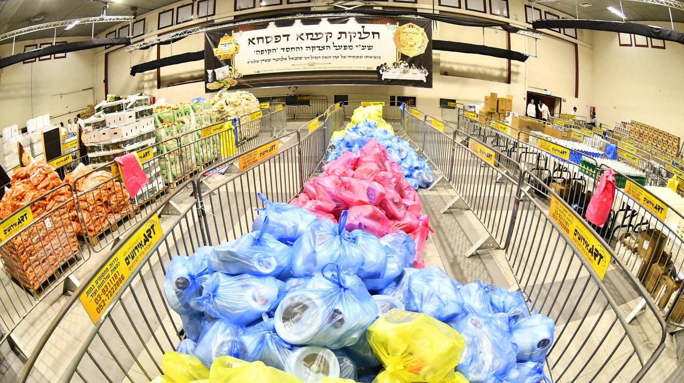 חלוקת קמחא דפסחא של הגרש"א שטרן