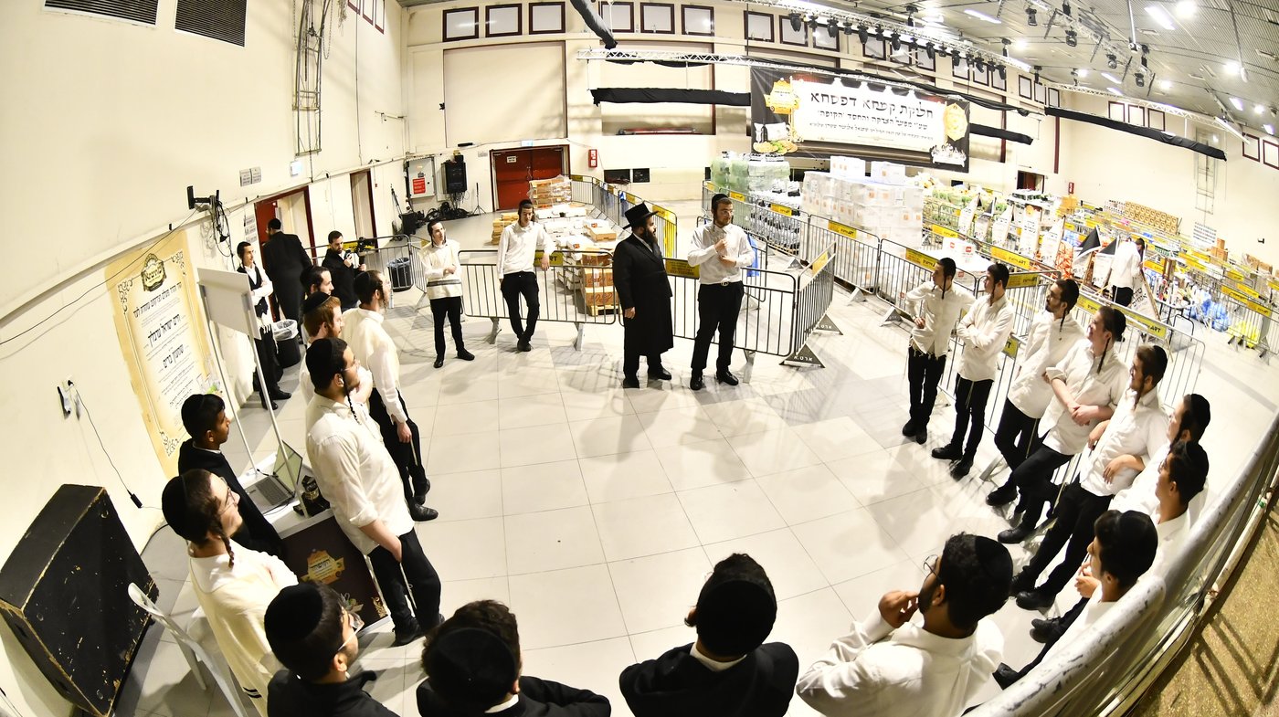 חלוקת קמחא דפסחא של הגרש"א שטרן