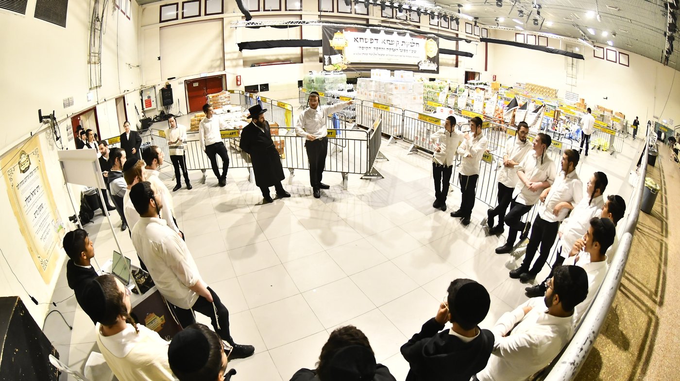 חלוקת קמחא דפסחא של הגרש"א שטרן