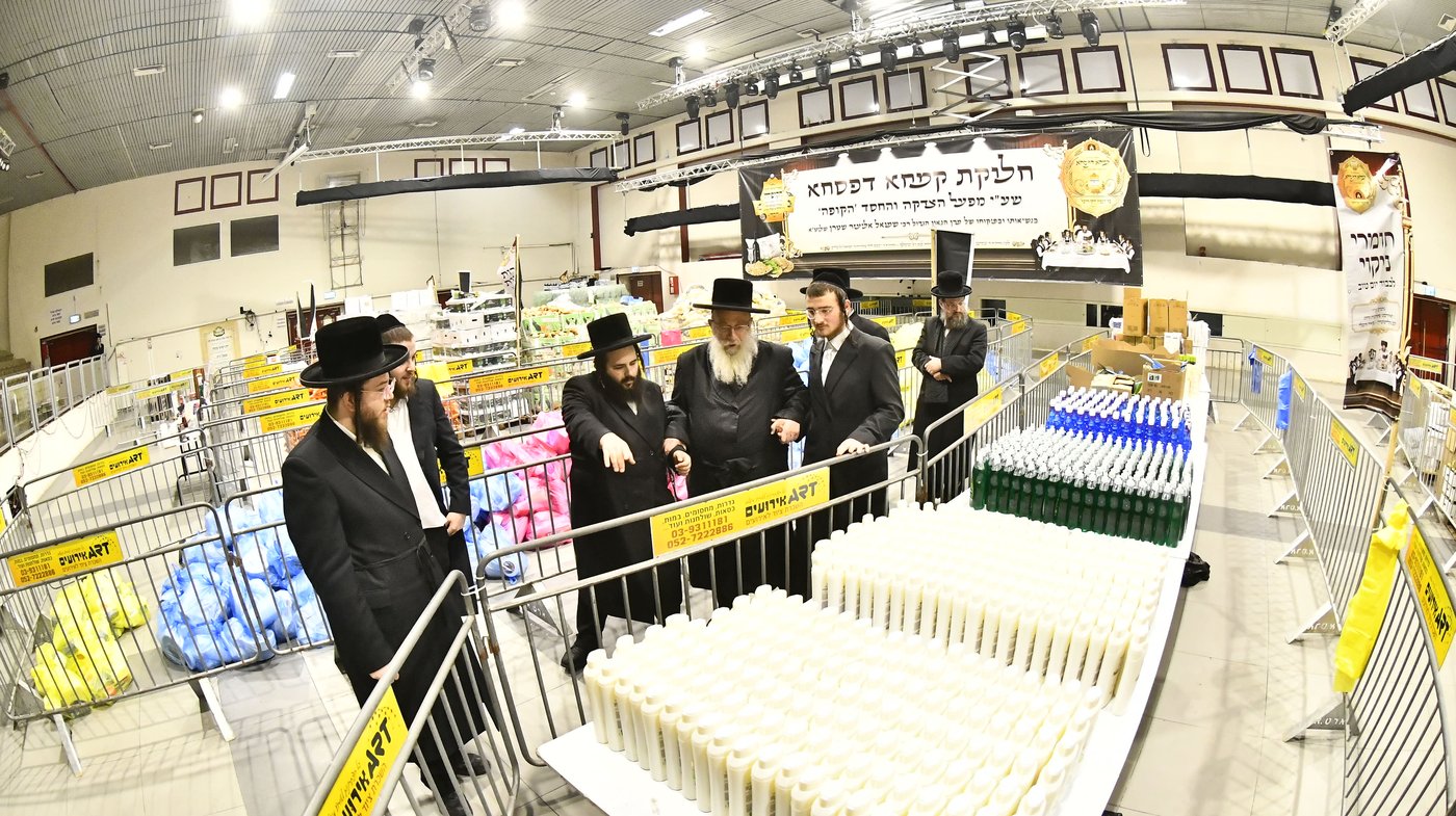 חלוקת קמחא דפסחא של הגרש"א שטרן