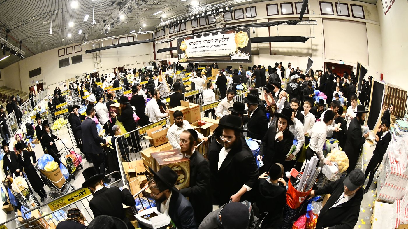 חלוקת קמחא דפסחא של הגרש"א שטרן