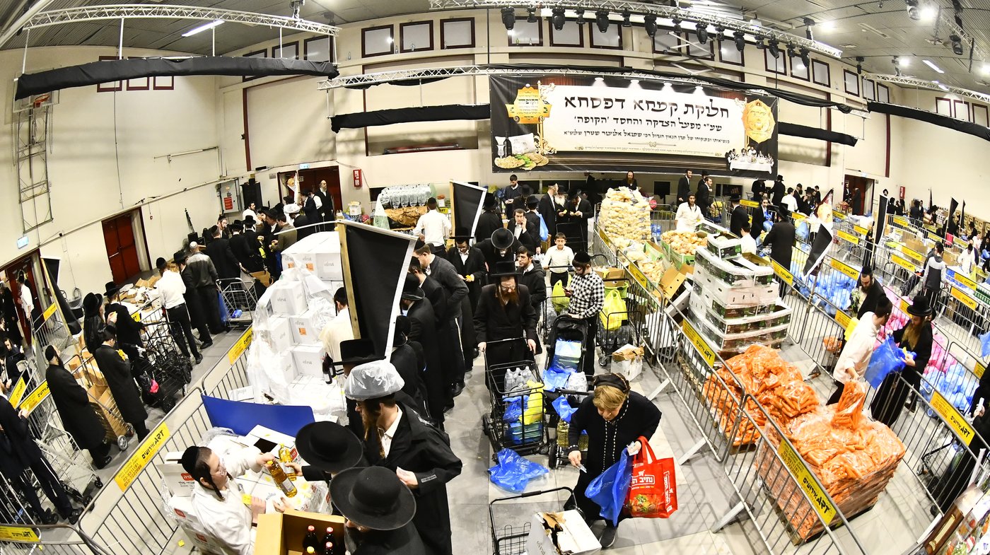 חלוקת קמחא דפסחא של הגרש"א שטרן