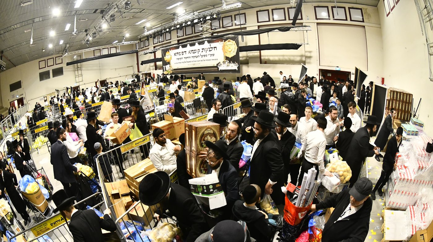 חלוקת קמחא דפסחא של הגרש"א שטרן