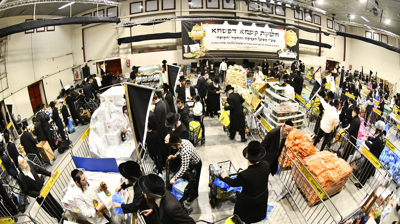 חלוקת קמחא דפסחא של הגרש"א שטרן