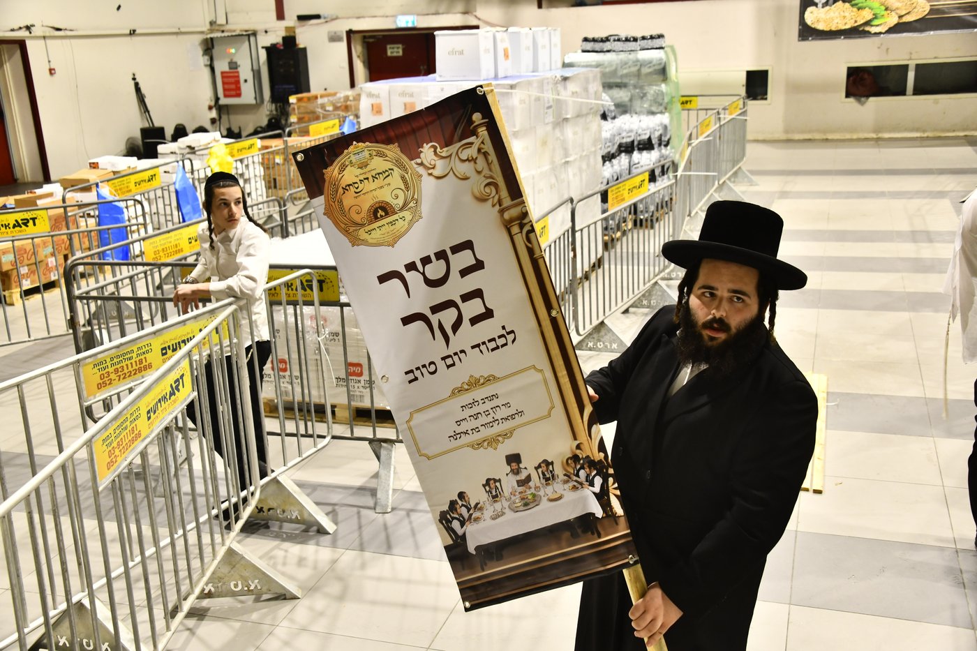 חלוקת קמחא דפסחא של הגרש"א שטרן