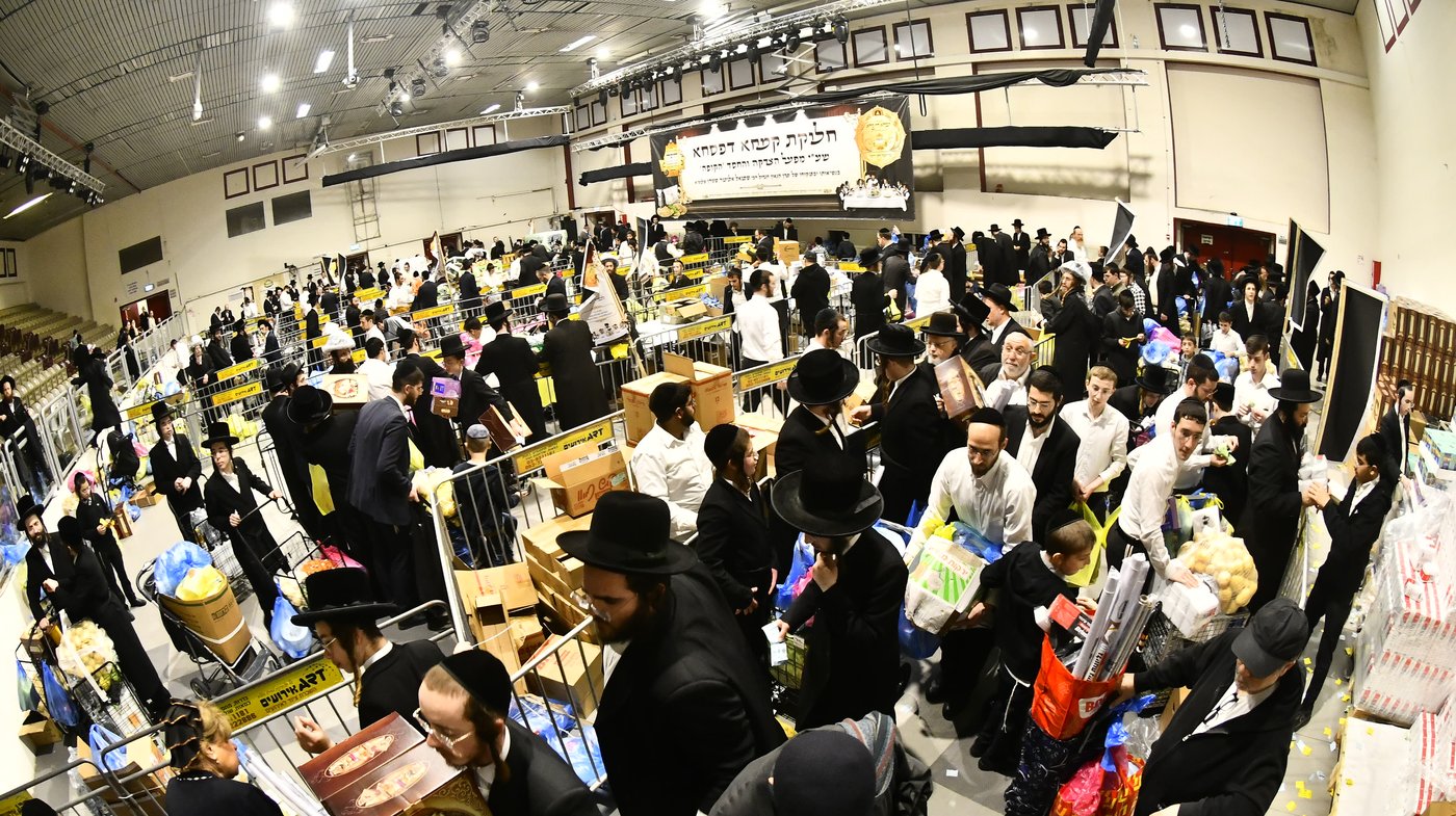 חלוקת קמחא דפסחא של הגרש"א שטרן