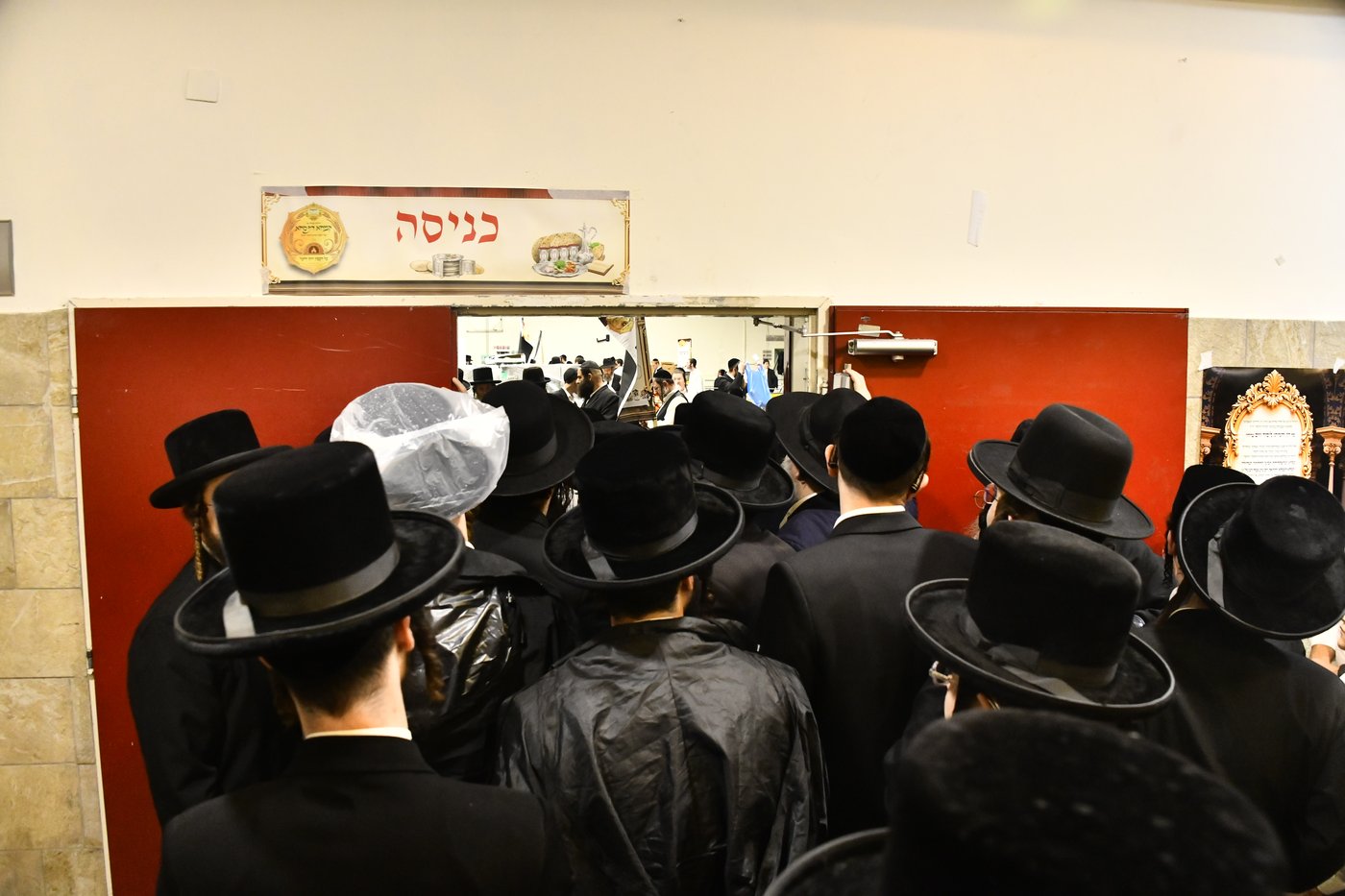 חלוקת קמחא דפסחא של הגרש"א שטרן