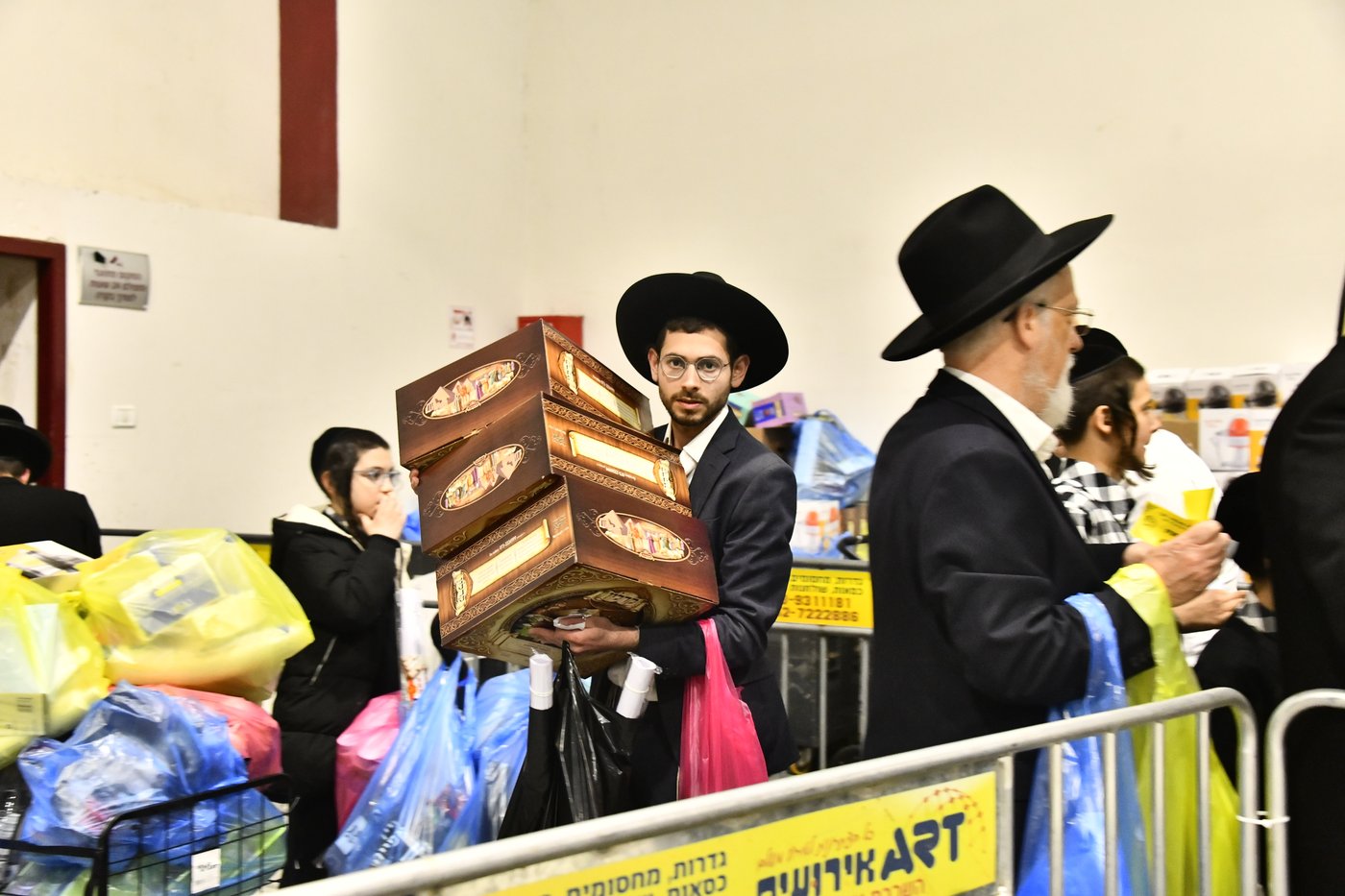 חלוקת קמחא דפסחא של הגרש"א שטרן