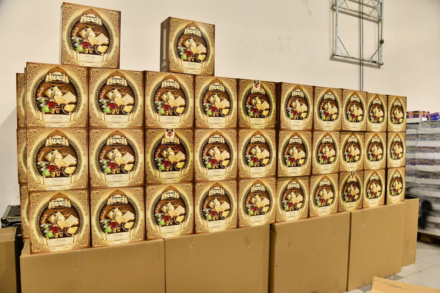 חלוקת קמחא דפסחא של הגרש"א שטרן