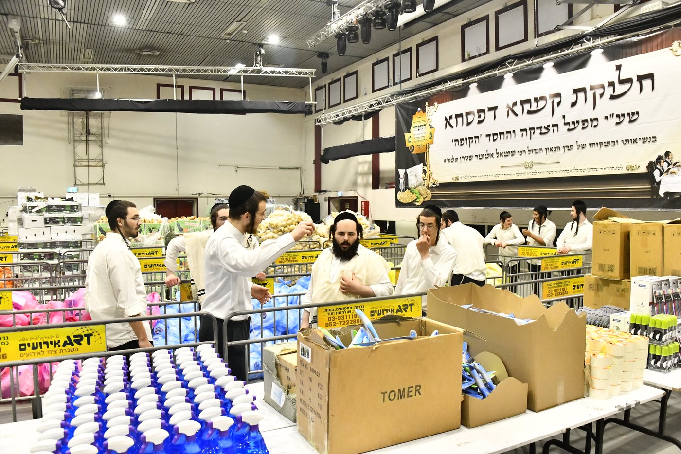 חלוקת קמחא דפסחא של הגרש"א שטרן