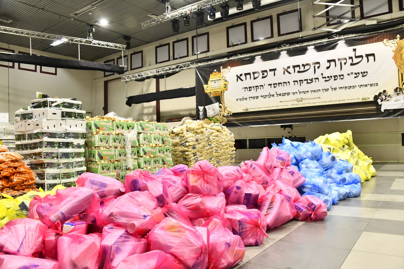 חלוקת קמחא דפסחא של הגרש"א שטרן