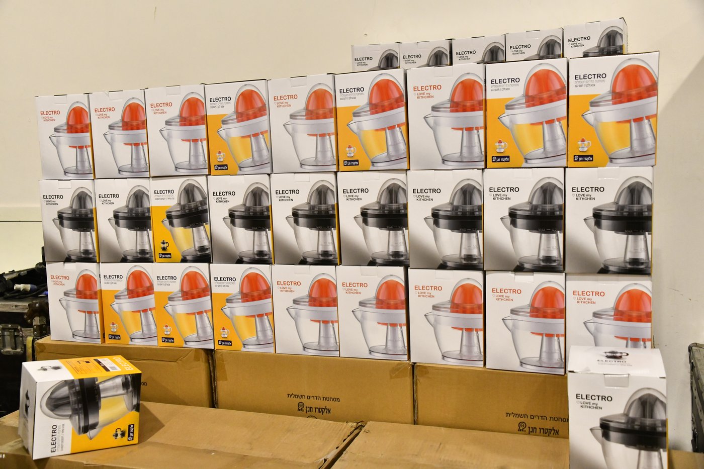 חלוקת קמחא דפסחא של הגרש"א שטרן