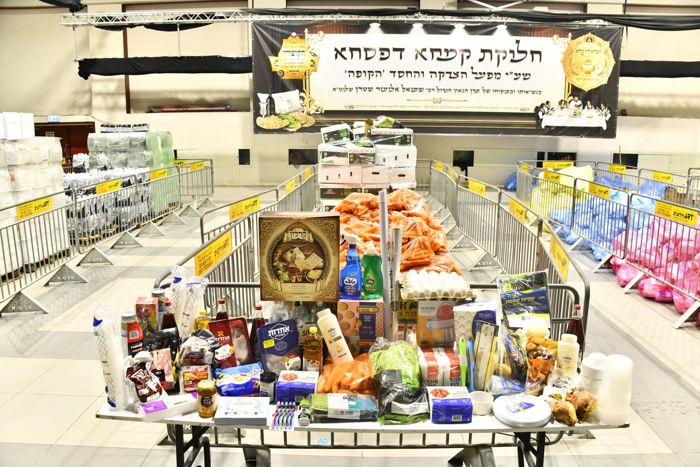 חלוקת קמחא דפסחא של הגרש"א שטרן