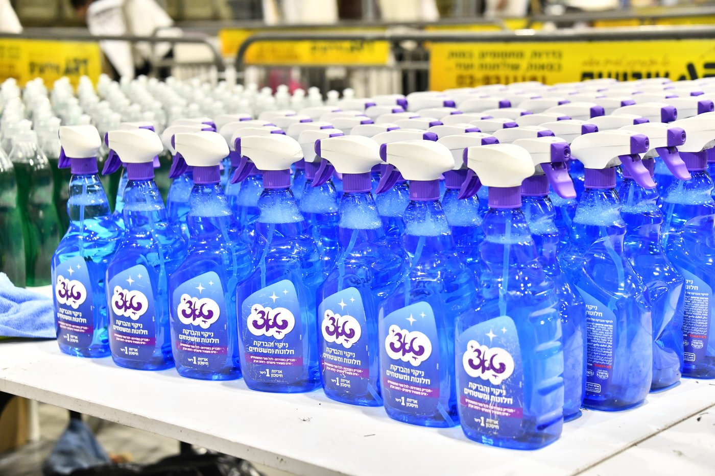 חלוקת קמחא דפסחא של הגרש"א שטרן