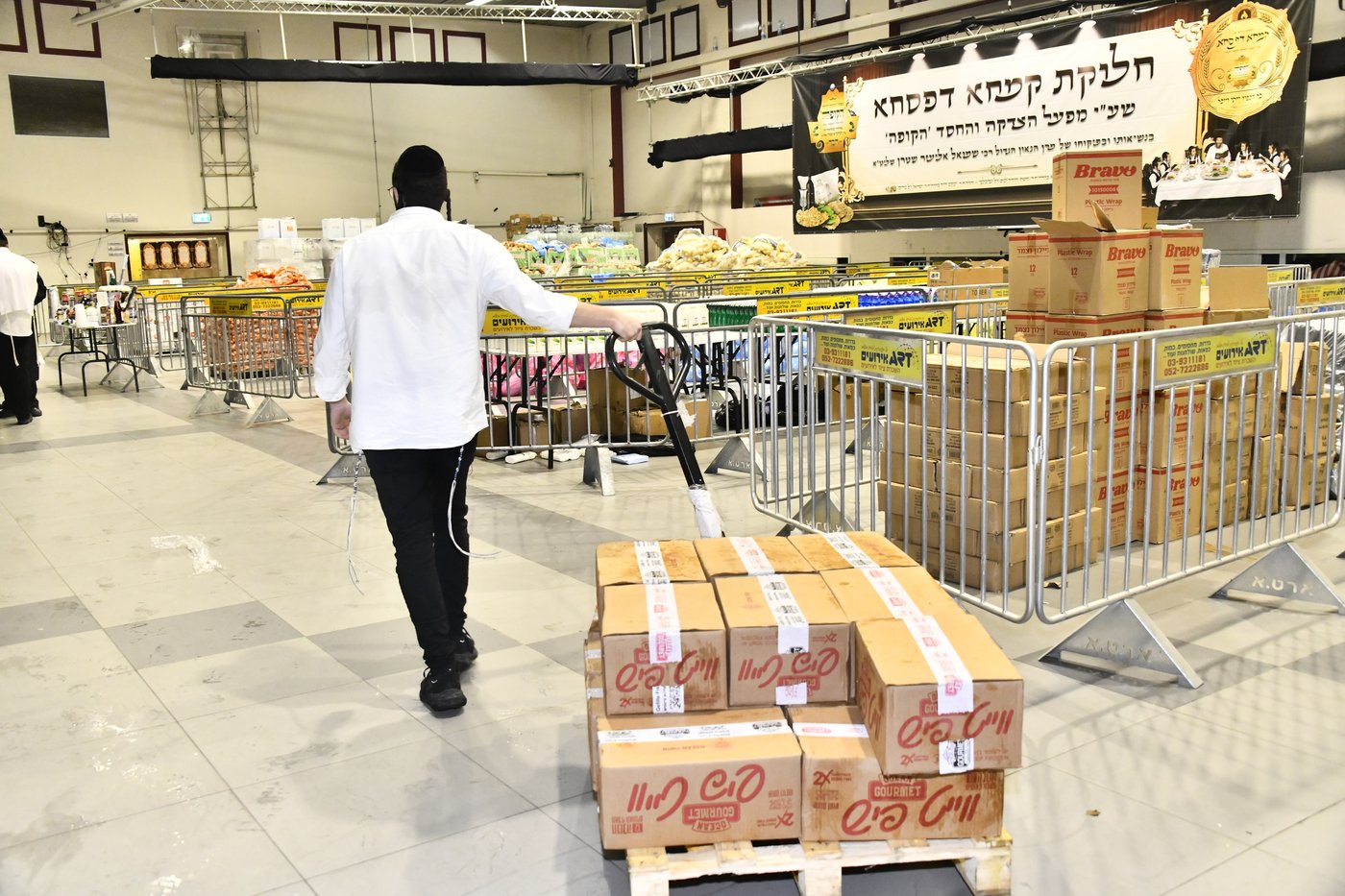 חלוקת קמחא דפסחא של הגרש"א שטרן