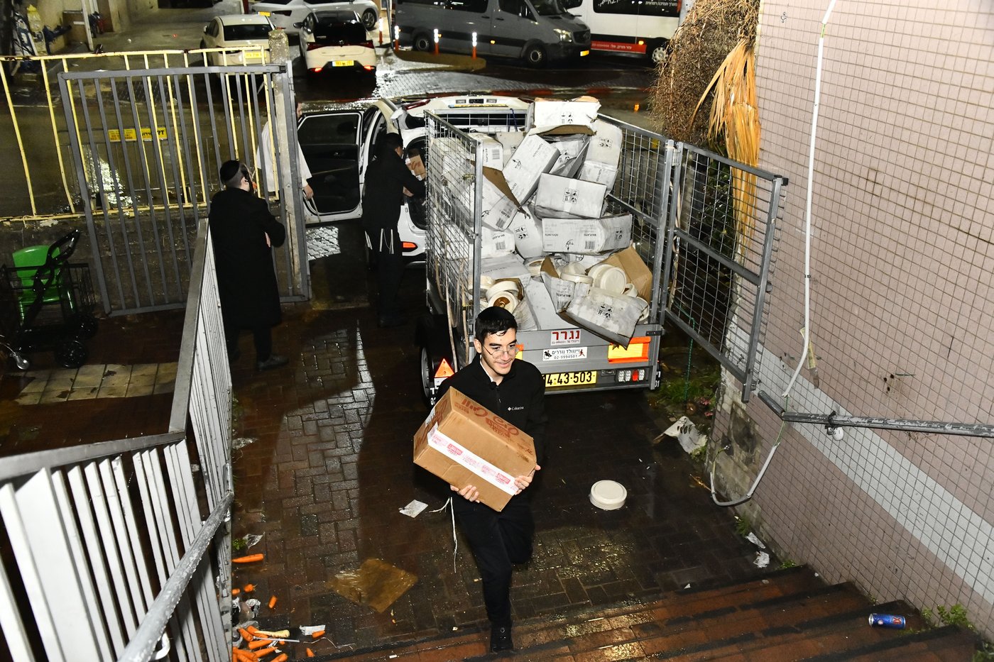 חלוקת קמחא דפסחא של הגרש"א שטרן